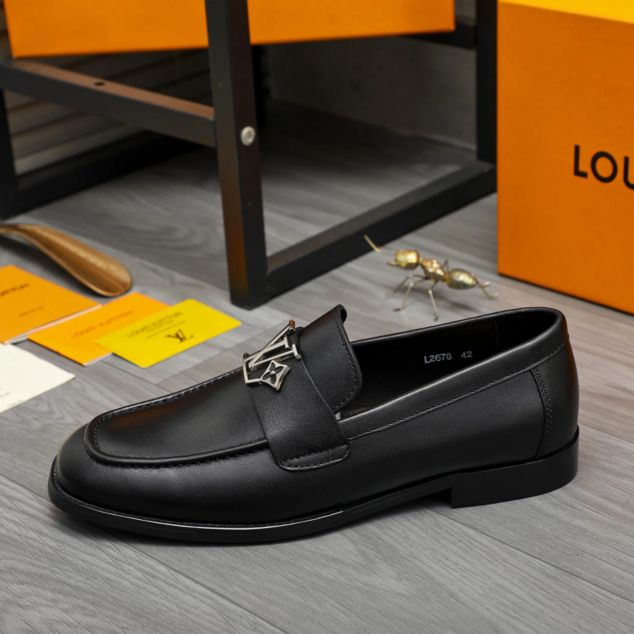 Men's shoes 💰p442 Product trademark: LV (Louis Vuitton) business slip-on leather shoes. Regular size: 38-45 (45 is custom-made and non-returnable) Product materials: Selected high-quality cowhide upper, cowhide lining, original rubber outsole